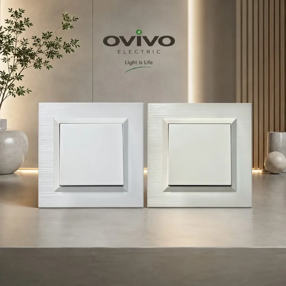 Ovivo Quantum Natural anahtarlar; beyaz ve krem çerçeve, modern iç mekân. OVIVO Electric.