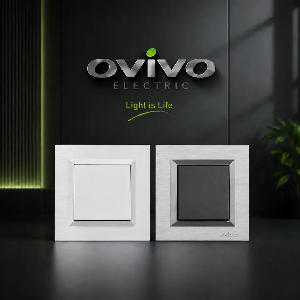 OVIVO Electric kare anahtarlar: solda beyaz çerçeve ve tuş, sağda fırçalı gümüş çerçeve ve antrasit tuş; arkada OVIVO Electric Light is Life.
